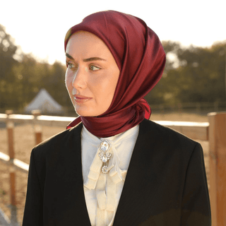 Yazlık Düğüne Hangi Eşarp ve Şal Gider? Davet Kıyafetiyle Uyum Rehberi - SILKHOME