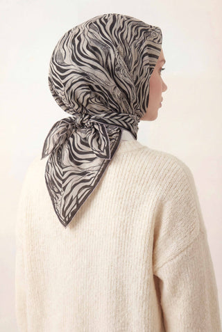 Pamuk Karışımlı Eşarp Gümüş Siyah Zebra Desen Soft Dokulu Kaymaz 90X90