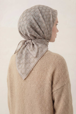 Pamuk Karışımlı Eşarp Bej Geometrik Üçgen Desen Soft Dokulu Kaymaz 90X90