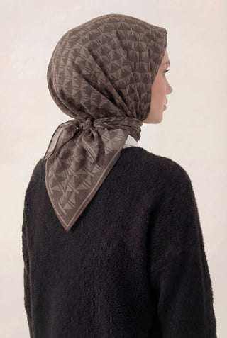 Pamuk Karışımlı Eşarp Koyu Yeşil Geometrik Üçgen Desen Soft Dokulu Kaymaz 90X90
