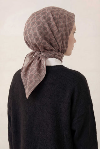 Pamuk Karışımlı Eşarp Kahverengi Geometrik Üçgen Desen Soft Dokulu Kaymaz 90X90
