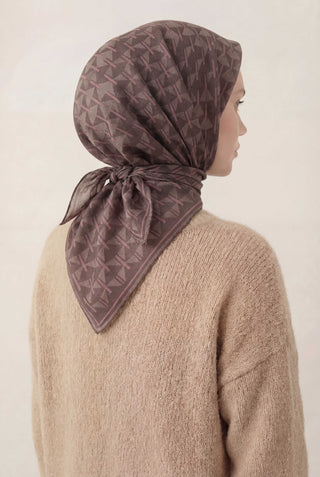 Pamuk Karışımlı Eşarp Acı Kahve Geometrik Üçgen Desen Soft Dokulu Kaymaz 90X90