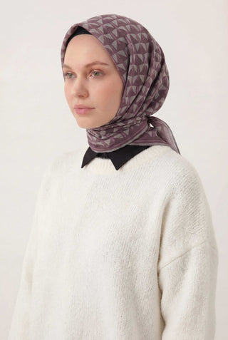 Pamuk Karışımlı Eşarp Mürdüm Geometrik Üçgen Desen Soft Dokulu Kaymaz 90X90