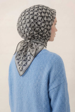 Pamuk Karışımlı Eşarp Gri Geometrik Üçgen Desen Soft Dokulu Kaymaz 90X90 - 463993471203 - | Silk Home