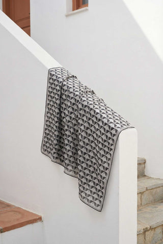 Pamuk Karışımlı Eşarp Gri Geometrik Üçgen Desen Soft Dokulu Kaymaz 90X90 - 463993471203 - | Silk Home
