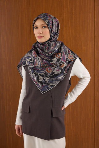 Twill İpek Büyük Boy Eşarp Koyu Siyah Vintage Çiçek Desenli Tok Duruşlu 110X110