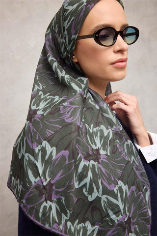 Pamuk Polyester Eşarp Kına Yeşili-Eflatun Mor Su Yeşili Botanik Desenli Soft
                Dokulu Tok Duruşlu 90X90
