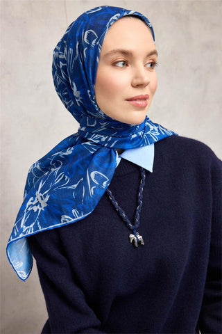 Pamuk Polyester Eşarp Gece Mavisi-Beyaz Saks Taş Botanik Desenli Soft Dokulu
                Tok Duruşlu 90X90