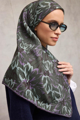 Pamuk Polyester Eşarp Kına Yeşili-Eflatun Mor Su Yeşili Botanik Desenli Soft
                Dokulu Tok Duruşlu 90X90