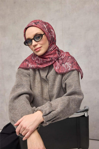 Pamuk Polyester Eşarp Vişne-Krem Siyah Narçiçeği Botanik Desenli Soft Dokulu
                Tok Duruşlu 90X90
