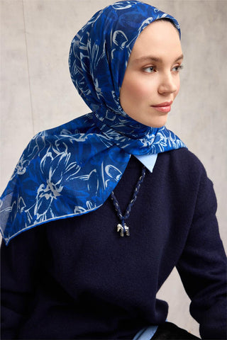 Pamuk Polyester Eşarp Gece Mavisi-Beyaz Saks Taş Botanik Desenli Soft Dokulu
                Tok Duruşlu 90X90