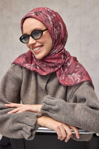 Pamuk Polyester Eşarp Vişne-Krem Siyah Narçiçeği Botanik Desenli Soft Dokulu
                Tok Duruşlu 90X90