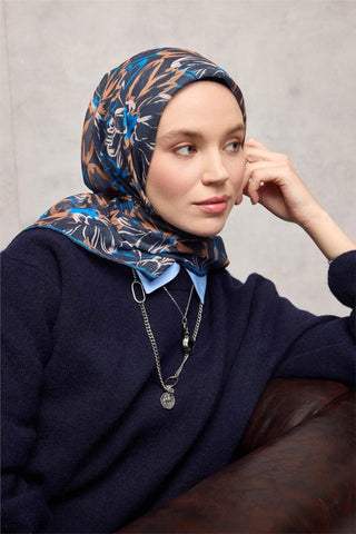 Pamuk Polyester Eşarp Koyu Lacivert-Mavi Krem Turuncu Botanik Desenli Soft
                Dokulu Tok Duruşlu 90X90