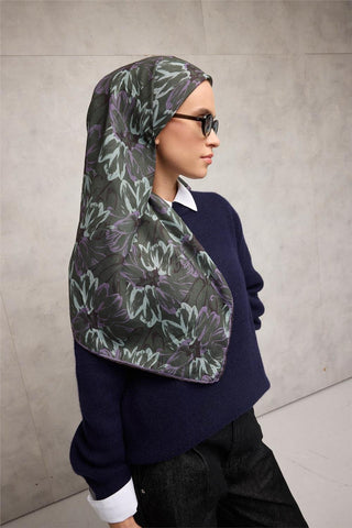 Pamuk Polyester Eşarp Kına Yeşili-Eflatun Mor Su Yeşili Botanik Desenli Soft
                Dokulu Tok Duruşlu 90X90