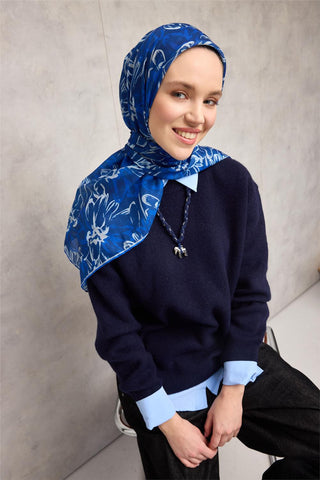 Pamuk Polyester Eşarp Gece Mavisi-Beyaz Saks Taş Botanik Desenli Soft Dokulu
                Tok Duruşlu 90X90