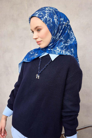 Pamuk Polyester Eşarp Gece Mavisi-Beyaz Saks Taş Botanik Desenli Soft Dokulu
                Tok Duruşlu 90X90
