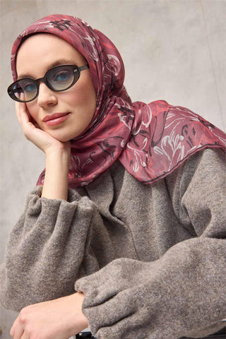 Pamuk Polyester Eşarp Vişne-Krem Siyah Narçiçeği Botanik Desenli Soft Dokulu
                Tok Duruşlu 90X90