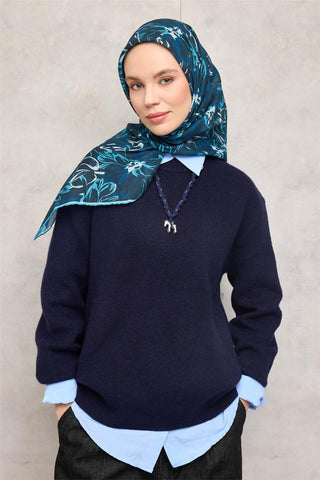 Pamuk Polyester Eşarp Lacivert-Çamgöbeği Beyaz Gece Mavisi Botanik Desenli Soft Dokulu Tok Duruşlu 90X90 - Soft Eşarp - | Silk Home