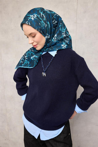 Pamuk Polyester Eşarp Lacivert-Çamgöbeği Beyaz Gece Mavisi Botanik Desenli Soft Dokulu Tok Duruşlu 90X90 - Soft Eşarp - | Silk Home