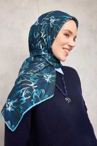 Pamuk Polyester Eşarp Lacivert-Çamgöbeği Beyaz Gece Mavisi Botanik Desenli Soft Dokulu Tok Duruşlu 90X90 - Soft Eşarp - | Silk Home