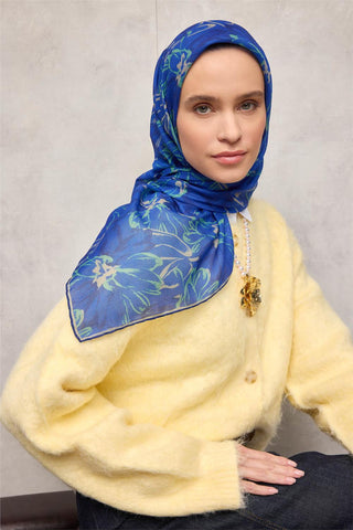 Pamuk Polyester Eşarp Saks-Karamel Yeşil Lacivert Botanik Desenli Soft Dokulu
                Tok Duruşlu 90X90