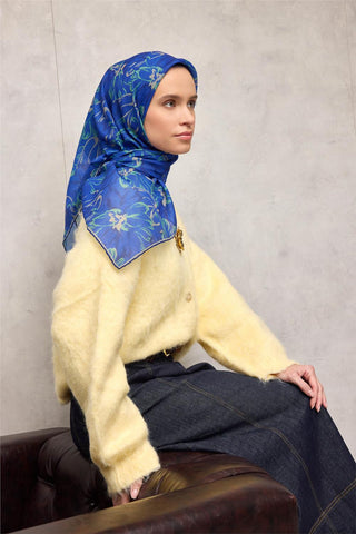 Pamuk Polyester Eşarp Saks-Karamel Yeşil Lacivert Botanik Desenli Soft Dokulu
                Tok Duruşlu 90X90