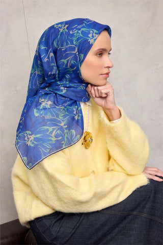 Pamuk Polyester Eşarp Saks-Karamel Yeşil Lacivert Botanik Desenli Soft Dokulu
                Tok Duruşlu 90X90