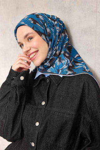Pamuk Polyester Eşarp Pastel Mavi Büyük Papatya Desenli Soft Dokulu Kaymaz
                90X90