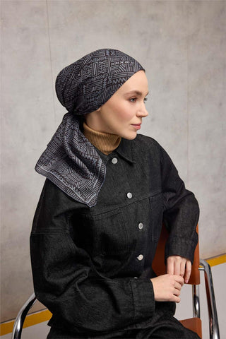 Pamuk Polyester Soft Eşarp Koyu Siyah Geometrik Desenli Kaymaz Dokulu Tok
                Duruşlu 90X90
