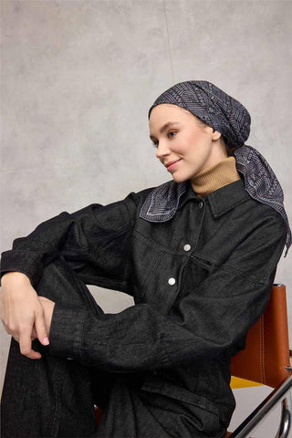 Pamuk Polyester Soft Eşarp Koyu Siyah Geometrik Desenli Kaymaz Dokulu Tok
                Duruşlu 90X90