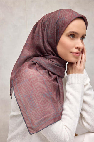 Pamuk Polyester Soft Eşarp Vişne Geometrik Desenli Kaymaz Dokulu Tok Duruşlu
                90X90