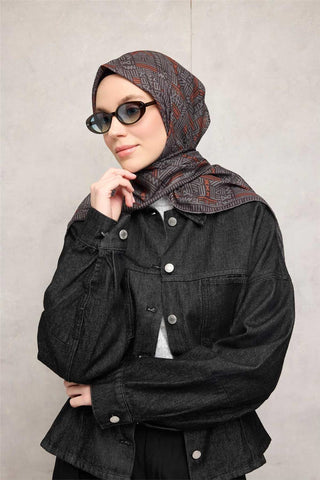 Pamuk Polyester Soft Eşarp Gri Geometrik Desenli Kaymaz Dokulu Tok Duruşlu
                90X90