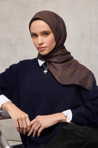Pamuk Polyester Soft Eşarp Koyu Gri Geometrik Desenli Kaymaz Dokulu Tok Duruşlu
                90X90