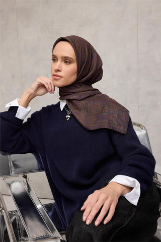 Pamuk Polyester Soft Eşarp Koyu Gri Geometrik Desenli Kaymaz Dokulu Tok Duruşlu
                90X90