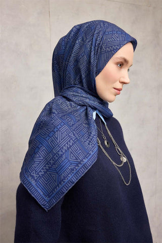 Pamuk Polyester Soft Eşarp Gece Mavisi Geometrik Desenli Kaymaz Tok Duruşlu
                90X90