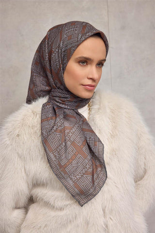 Pamuk Polyester Soft Eşarp Yağ Yeşili Geometrik Desenli Kaymaz Tok Duruşlu
                90X90
