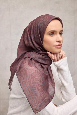 Pamuk Polyester Soft Eşarp Vişne Geometrik Desenli Kaymaz Dokulu Tok Duruşlu
                90X90