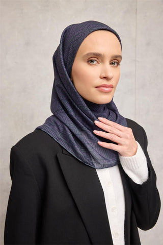 Pamuk Polyester Soft Eşarp Açık Gri Geometrik Desenli Kaymaz Dokulu Tok Duruşlu
                90X90