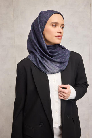 Pamuk Polyester Soft Eşarp Açık Gri Geometrik Desenli Kaymaz Dokulu Tok Duruşlu
                90X90