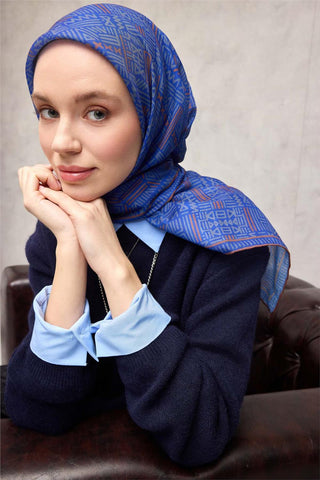 Pamuk Polyester Soft Eşarp Saks Mavisi Geometrik Desenli Kaymaz Tok Duruşlu
                90X90