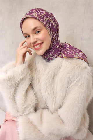 Pamuk Polyester Soft Eşarp Violet Zemin Krem-Hardal Lilyum Desenli Kaymaz Tok
                Duruşlu 90X90