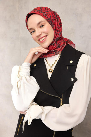 Pamuk Polyester Soft Eşarp Kırmızı Zemin Vizon-Siyah Lilyum Desenli Kaymaz Tok
                Duruşlu 90X90