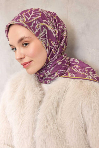 Pamuk Polyester Soft Eşarp Violet Zemin Krem-Hardal Lilyum Desenli Kaymaz Tok
                Duruşlu 90X90