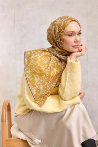 Pamuk Polyester Soft Eşarp Hardal Zemin Lila-Bej Lilyum Desenli Kaymaz Tok
                Duruşlu 90X90