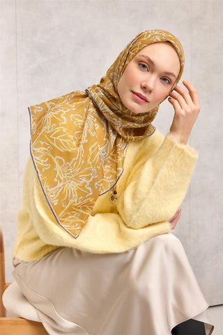 Pamuk Polyester Soft Eşarp Hardal Zemin Lila-Bej Lilyum Desenli Kaymaz Tok
                Duruşlu 90X90