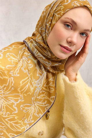 Pamuk Polyester Soft Eşarp Hardal Zemin Lila-Bej Lilyum Desenli Kaymaz Tok
                Duruşlu 90X90