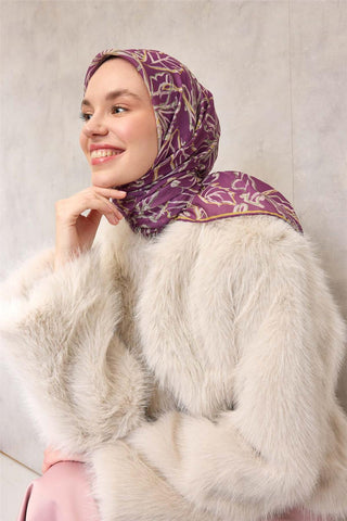 Pamuk Polyester Soft Eşarp Violet Zemin Krem-Hardal Lilyum Desenli Kaymaz Tok Duruşlu 90X90 - Soft Eşarp - | Silk Home
