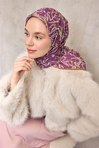 Pamuk Polyester Soft Eşarp Violet Zemin Krem-Hardal Lilyum Desenli Kaymaz Tok Duruşlu 90X90 - Soft Eşarp - | Silk Home