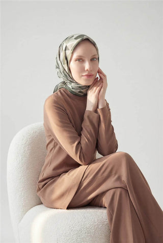 Shiny Dokulu Eşarp Zeytin Yeşili Geometrik Desen Su Tutmaz Parlak 90X90