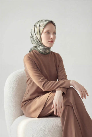 Shiny Dokulu Eşarp Zeytin Yeşili Geometrik Desen Su Tutmaz Parlak 90X90